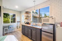 Private Entrance and Kitchenette Amenities - Charming Cozy Retreat Hotels in Indianola