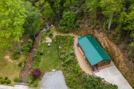 Charming Log Cabin with Fire Pit and Covered Decks - Cozy Mountain Retreat Отели в г. Трансильвания