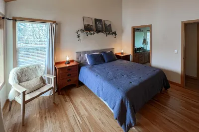 Delightful riverfront home with dock, game room, fast WiFi, kayaks & grill