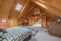Unmatched Mountain Views and Outdoor Adventure - Stunning Log Retreat