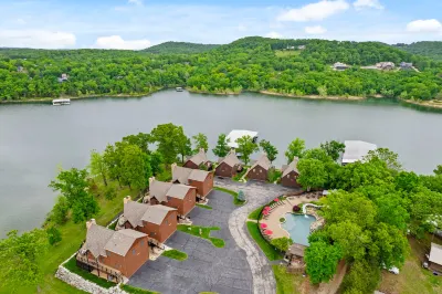 Gorgeous Lakefront Escape with Pools and Activities - Charming Cottage Retreat Các khách sạn gần Hồ Table Rock