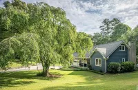 Mountain Oasis with Hot Tub and Stone Fire Pit - Serene Escape فنادق في Pisgah Forest