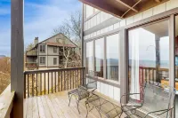 Sugar Mountain villa w/mountain & valley views, wood fireplace & close to trails Hotels in Avery County