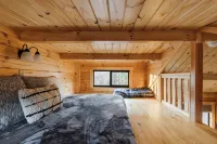 Secluded Chalet - Hot Tub, Deck, Private Lake Hotel di Butts County