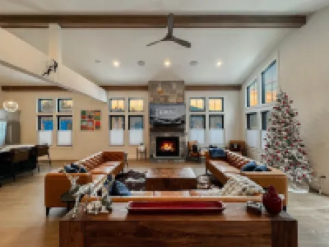 Hot Tub, Game Room and Stunning Views - Luxurious Mountain Retreat