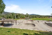 Expansive Deck with Hot Tub and Mountain Views - Stunning Retreat Hotels in Silverthorne