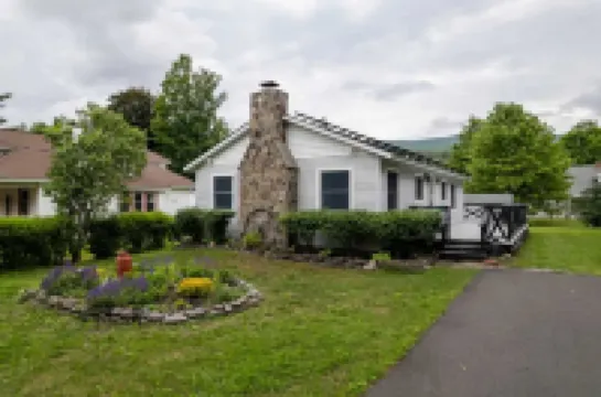 Stunning Mountain Views and Cozy Fireplace - Charming Getaway