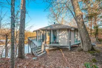 Classic roundhouse next to ski lodge w/panoramic view, retro fireplace & balcony Hotels in Avery County