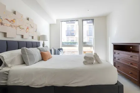 2BR | Gym, Lounge | Mercer Island | Sophari E Отели в г. Мерсер Айленд