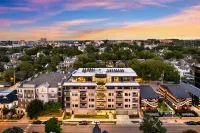 Rooftop Deck and Pool with City Skyline - Luxurious Music Row Retreat