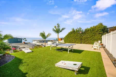 Heated Saltwater Pool and Hot Tub - Elegant Ocean View Retreat Отели рядом с достопримечательностью «Сан Элихо Стейт Бич»