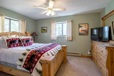 Mountain Views from WP Top Floor Getaway Отели рядом с достопримечательностью «Fraser river trail - trailhead»