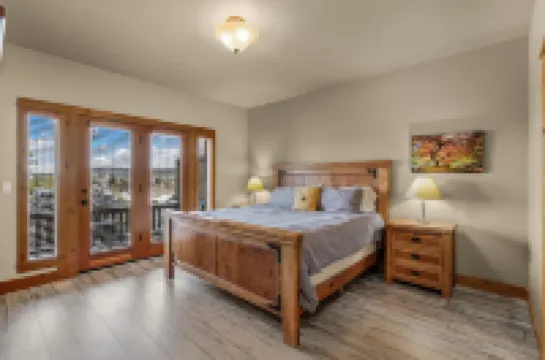 Mountain Views and Stylish Comfort - Alluring Bend Retreat