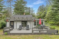 Quiet remodeled cottage near downtown Sawyer - private deck, gas grill, firepit