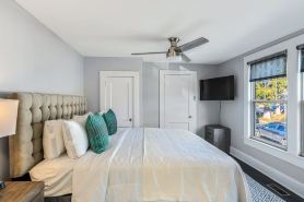 Charming Retreat - Parking, WiFi, Cozy Ambiance