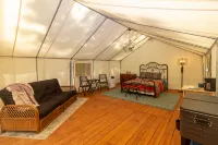 Serene Getaway - Glamping Tent with Rustic Modern Amenities