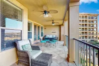 Dog-friendly & spacious condo with lake views, pool, large balcony, & W/D Hotels in Horseshoe Bay