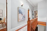 Spacious Layout and Modern Amenities - Gorgeous Urban Retreat 英伍德山公園附近的飯店