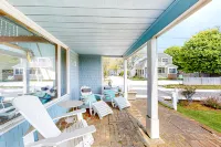 Seaside condo with patio, beach access, loft, board games, gas grill, & firepit Hotel di Chatham