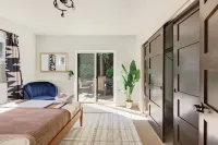 Bright Living Space and Private Yard - Charming Modern Retreat Hotell i Seward Park
