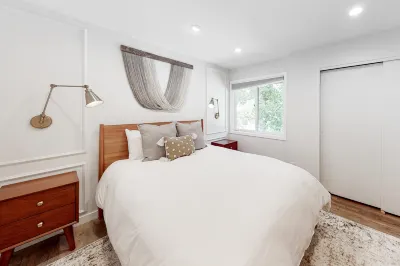 Newly Renovated Condo with Fireplace, Fast WiFi, Balcony & Shared Pool/Hot Tub Hotels in Hailey