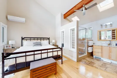 Townhome with stunning mountain views, fireplace, deck, enclosed patio, & W/D