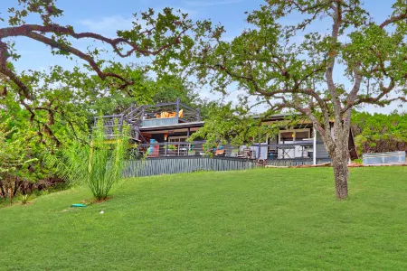 Outdoor Oasis with Hot Tub and Fire Pit - Stunning Hill Country Retreat