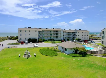 Oceanfront Retreat - Waterfront, Pool, Internet, Deck Отели в г. Эмералд Айл