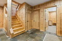 Inviting Hot Tub and Stunning Mountain Views - Exquisite Log Haven