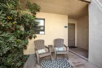 Ocean Views and Air Conditioning - Bright Coastal Sanctuary Отели в г. Солана Бич