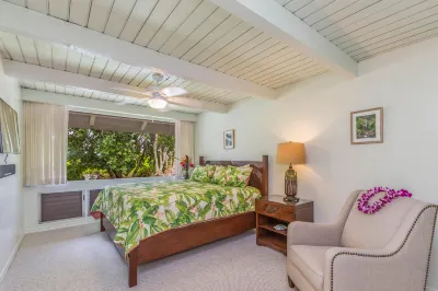 Classic Hawaiian condo with WiFi, mountain views, pool, & hot tub