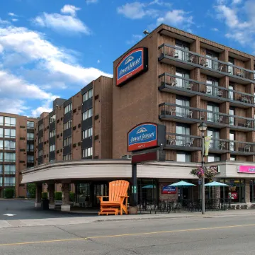 Howard Johnson Plaza by Wyndham by the Falls / Niagara Falls