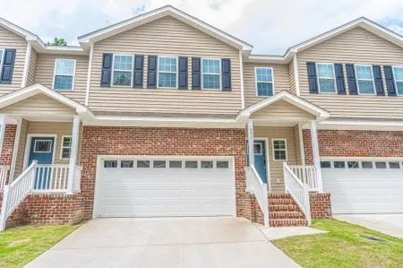 Chic Haven - Private Deck, WiFi, Family Retreat