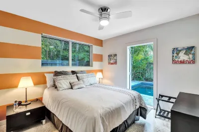Heated Pool, Parking, 5 Min Walk to Food and Fun!