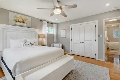 Peak View Palace- Mountain Views, Fire Table & Private Fenced in Yard Hotels in der Nähe von Garden of the Gods