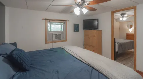 Cozy cabin with 3 bedrooms and WiFi, peaceful Nancy