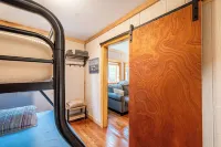 Cool cabin in Fayetteville 1 mile from downtown, Hot Tub