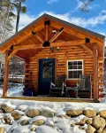 Cozy Riverfront cabin with hot tub!