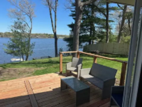 Buffalo Lake Retreat - charming lakefront 3 bedroom house-great fishing and fun