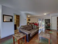 Cozy apartment in charming Moab Downtown with kitchen and great fruit backyard,