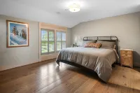 Heated Pool and Mountain Views - Stunning Musical Oasis Escape Hotels in Greenfield