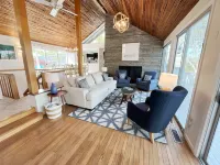 Heated Pool and Private Dock - Beautiful Waterfront Escape 제우 폰드 보호관리지구 주변 호텔