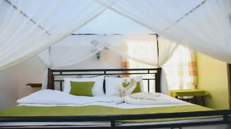 Melon Hut Guest House Отели в г. Бондо