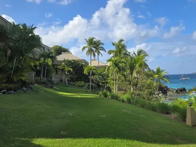 Gallows Point 15B, Oceanfront Elegance, 5-Star Amenities のホテル