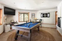 Timberline by AvantStay Stunning Chalet Cabin w Hot Tub Pool Table Home Theater
