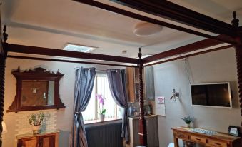 Castle Lodge - Brecon Beacons Accommodation - Housity