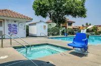 Motel 6 Oakdale, CA - Pools