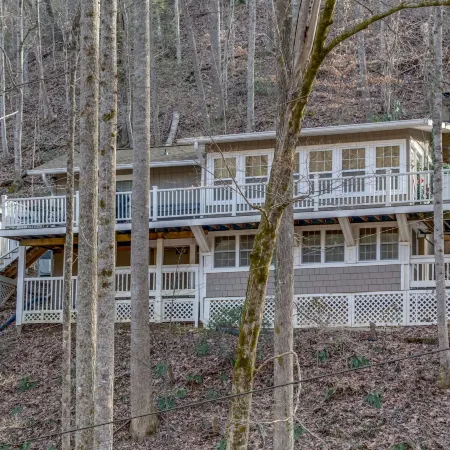Spring Creek Cottage 1 Bedroom Chalet by RedAwning