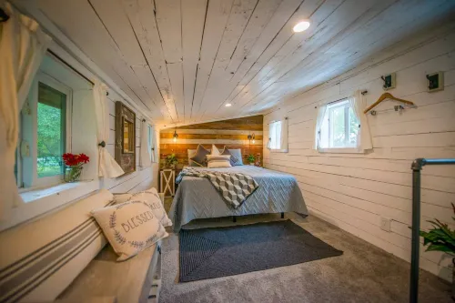 Cozy Cabin Little Red Hen 12 Min to Magnolia Hotels in Elm Mott