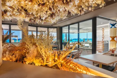 Akquaaa Boutique Hotel Отели рядом с достопримечательностью «Centre històric de Calafell»